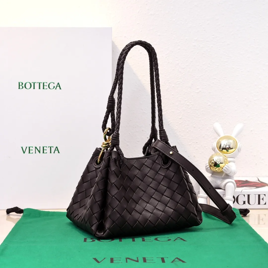 Batch 1760 BV home is new! Andiamo combines Bottega Veneta archives parachute handbags to inherit retro elements and integrate modern trends. The same style as Shu Qi's Beijing Night. It is a continuation of the classic bag. It has three functions: hand carry, shoulder and cross-body. It is embellished with metal brass knot buckles. The capacity of the small one is amazing. It can easily hold sunglasses in a box/small bottle of water/powder powder/charger and other daily necessities when going out. The upper body is versatile. Style number: 6569 Size: 21*17*16.5cm